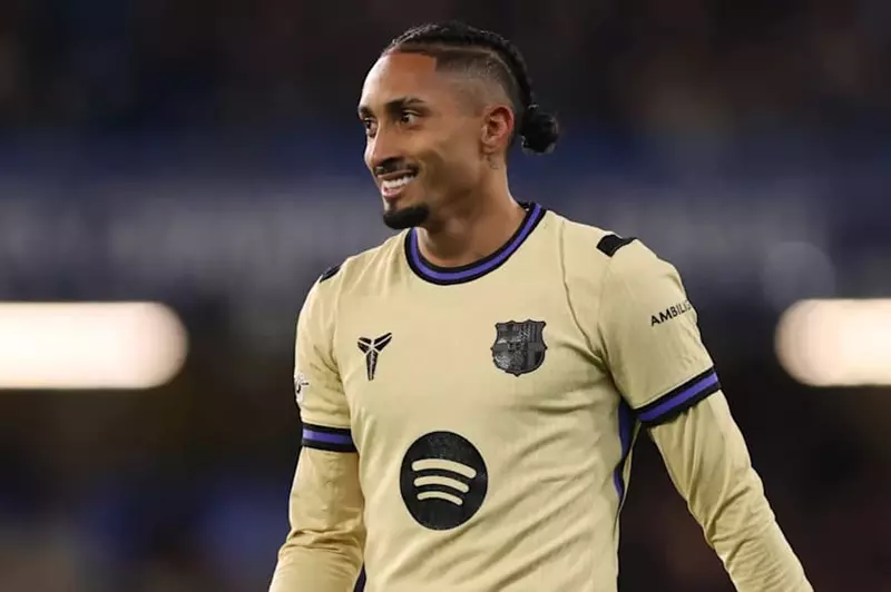 الكشف عن "بند الدوري السعودي" في عقد رافينيا مع برشلونة